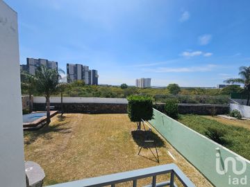 Casa en Venta en Arroyo las Cuevas, La Cañada Juriquilla, Queretaro, Queretaro, C.P. 76230