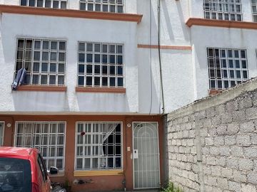 Casa en venta en 2a cerrada de los Arrayanes, los Héroes II SECC. Bosques, Tecamac, Edo. Méx.