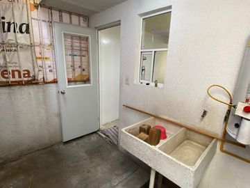 Casa en venta en 2a cerrada de los Arrayanes, los Héroes II SECC. Bosques, Tecamac, Edo. Méx.