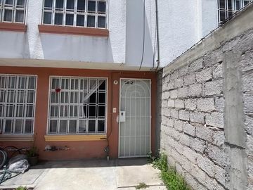 Casa en venta en 2a cerrada de los Arrayanes, los Héroes II SECC. Bosques, Tecamac, Edo. Méx.