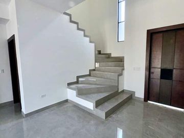 Casa en Venta Zona Dorada, Privada Villas San Ángel, recién construida con Recámara en planta baja