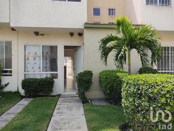 Casa en venta, en condominio con alberca, Colinas de Altar Temixco Morelos