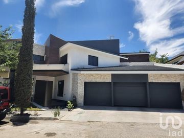 RESIDENCIA EN VENTA DE 5 RECAMARAS Y ALBERCA, BAUDELIO PELAYO, CD JUAREZ, CHIH