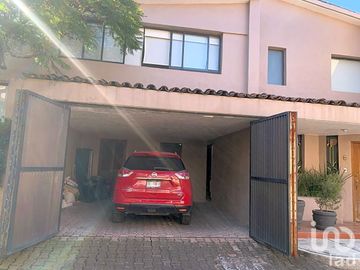 Casa en condominio con vigilancia, muy buena ubicación y excelentes ambientes.