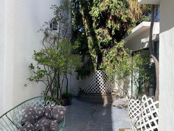 Casa en condominio con vigilancia, muy buena ubicación y excelentes ambientes.