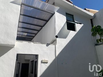 Casa en condominio con vigilancia, muy buena ubicación y excelentes ambientes.