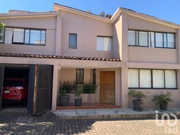 Casa en condominio con vigilancia, muy buena ubicación y excelentes ambientes.
