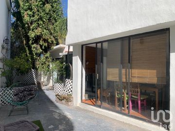 Casa en condominio con vigilancia, muy buena ubicación y excelentes ambientes.