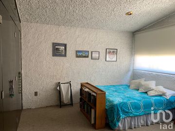 Casa en condominio con vigilancia, muy buena ubicación y excelentes ambientes.