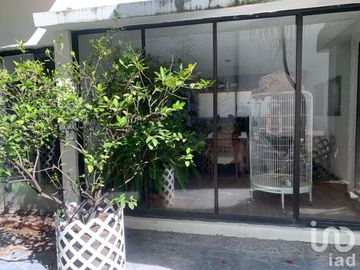 Casa en condominio con vigilancia, muy buena ubicación y excelentes ambientes.