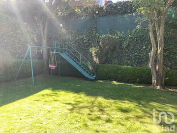 Casa en condominio con vigilancia, muy buena ubicación y excelentes ambientes.