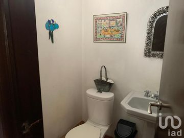 Casa en condominio con vigilancia, muy buena ubicación y excelentes ambientes.