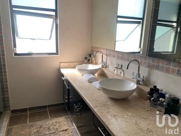 Casa en condominio con vigilancia, muy buena ubicación y excelentes ambientes.