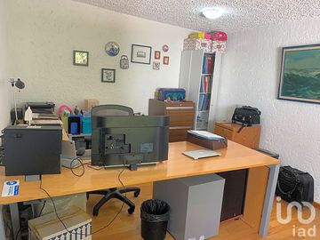 Casa en condominio con vigilancia, muy buena ubicación y excelentes ambientes.