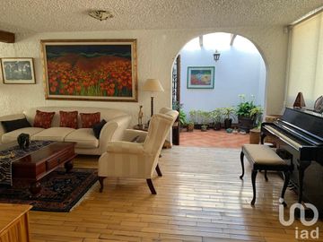 Casa en condominio con vigilancia, muy buena ubicación y excelentes ambientes.