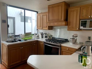 Casa en condominio con vigilancia, muy buena ubicación y excelentes ambientes.