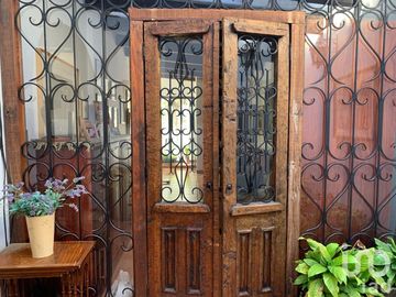 Casa en condominio con vigilancia, muy buena ubicación y excelentes ambientes.