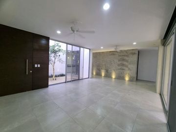 Casa en venta en Col. Nueva Yucatán a estrenar, con excelentes acabados