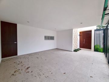 Casa en venta en Col. Nueva Yucatán a estrenar, con excelentes acabados