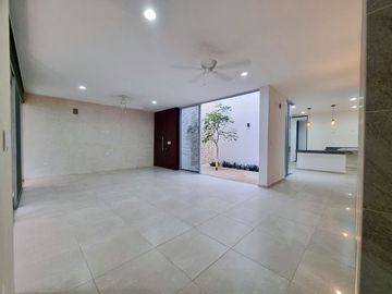 Casa en venta en Col. Nueva Yucatán a estrenar, con excelentes acabados