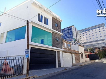 Casa en Venta  por Avenida Universidad