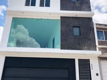 Casa en Venta  por Avenida Universidad