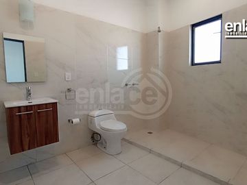 Casa en Venta  por Avenida Universidad