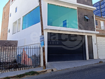 Casa en Venta  por Avenida Universidad