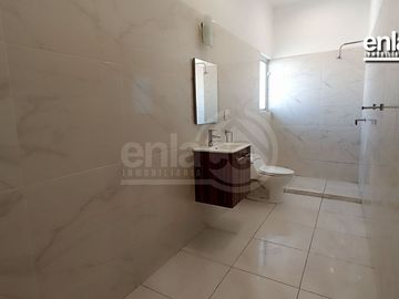 Casa en Venta  por Avenida Universidad