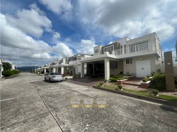 OPORTUNIDAD Venta casa en Brisas del Golf con Piscina