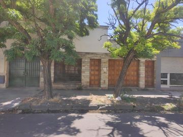 Casa en venta de 2 dormitorios c/ cochera en Centro