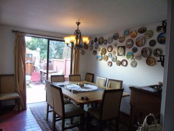 Hermosa Casa Familiar con Piscina en Las Condes