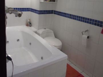 Hermosa Casa Familiar con Piscina en Las Condes