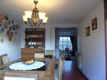 Hermosa Casa Familiar con Piscina en Las Condes