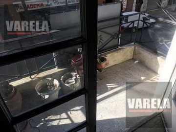 San José 900 Piso1 Constitución 3 amb. al frente con balcón. Bajas Expensas.