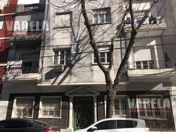 San José 900 Piso1 Constitución 3 amb. al frente con balcón. Bajas Expensas.