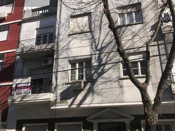 San José 900 Piso1 Constitución 3 amb. al frente con balcón. Bajas Expensas.