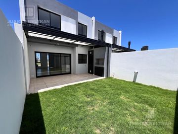 Duplex en Venta en Quebradas de Manantiales - 3  dormitorios   patio   asador   cochera