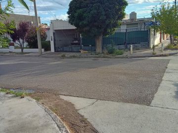 Casa con local comercial.