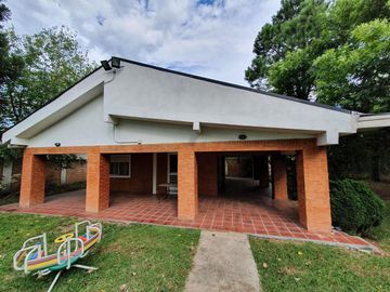 Casa Quinta en Barrio Parque Los Ombúes