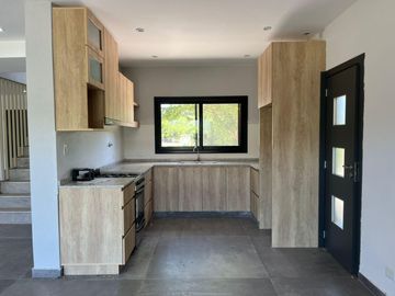 CASA EN VENTA CON RENTA - HARAS SANTA MARIA OPORTUNIDAD