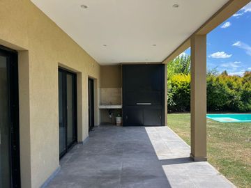 CASA EN VENTA CON RENTA - HARAS SANTA MARIA OPORTUNIDAD