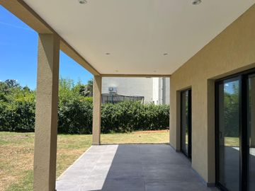 CASA EN VENTA CON RENTA - HARAS SANTA MARIA OPORTUNIDAD