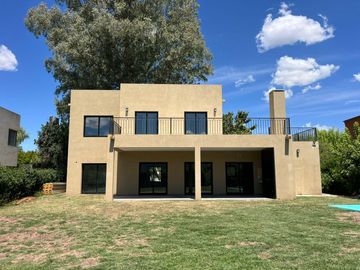 CASA EN VENTA CON RENTA - HARAS SANTA MARIA OPORTUNIDAD