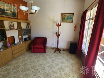 Venta de Casa 3 ambientes con jardín, cochera y patio con quincho en Wilde