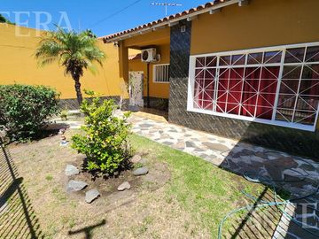 Venta de Casa 3 ambientes con jardín, cochera y patio con quincho en Wilde