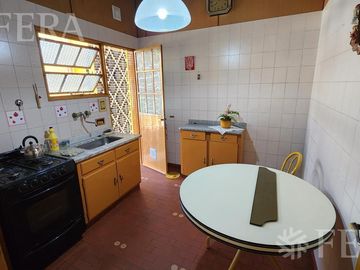 Venta de Casa 3 ambientes con jardín, cochera y patio con quincho en Wilde