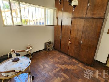 Venta de Casa 3 ambientes con jardín, cochera y patio con quincho en Wilde
