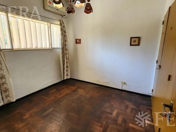 Venta de Casa 3 ambientes con jardín, cochera y patio con quincho en Wilde