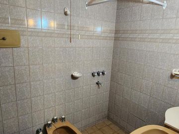 Venta de Casa 3 ambientes con jardín, cochera y patio con quincho en Wilde